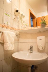 A bathroom at P4W Hotel Residence Szombathely