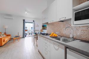 A kitchen or kitchenette at Dreamers' House Sorrento