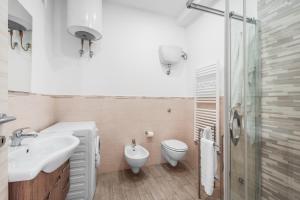 A bathroom at Dreamers' House Sorrento