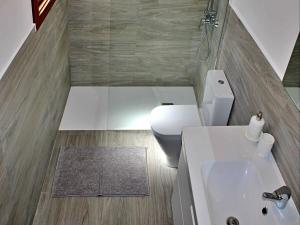 プラヤ・オンダにあるPlaya Honda Homeのバスルーム(白い洗面台、トイレ付)