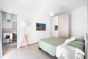 A bed or beds in a room at Dreamers' House Sorrento