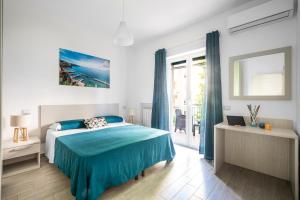 A bed or beds in a room at Dreamers' House Sorrento