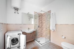 A bathroom at Dreamers' House Sorrento