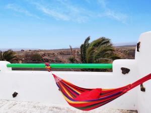 a hammock hanging on a white wall with a view at Roca redonda in Haría