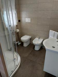 un bagno con doccia, WC e lavandino di Bed&Breakfast Luna a San Salvo
