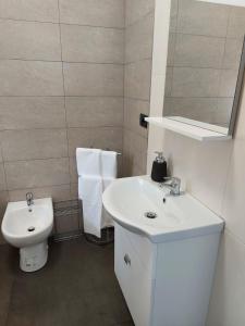 un bagno bianco con lavandino e WC di Bed&Breakfast Luna a San Salvo Altre 21 foto
