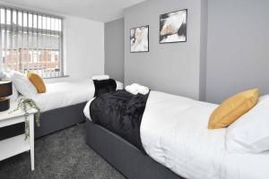Llit o llits en una habitació de Kings' Terrace by YourStays