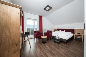 Postel nebo postele na pokoji v ubytování Hotel Landgasthof Weingut Seeperle + 31 fotografií