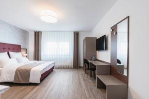 um quarto de hotel com uma cama e uma secretária em Mix Hotel Limburg em Limburg an der Lahn