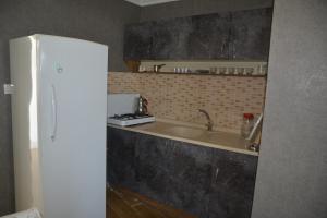 een keuken met een spoelbak en een koelkast bij Ege Apart & Hotel in Ayvalık +45 foto's