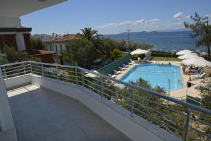 een balkon met uitzicht op een zwembad bij Ege Apart & Hotel in Ayvalık