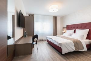 um quarto de hotel com uma cama e uma secretária em Mix Hotel Limburg em Limburg an der Lahn