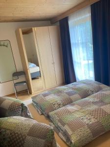 Rúm í herbergi á Bloserhof Kaschmann