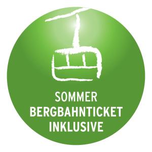 een groene knop met de woorden zomer berberalditz instituut bij Hotel Bellevue in Riezlern