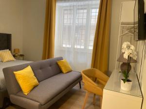 sala de estar con sofá y ventana en FAIROME Guest House, en Roma