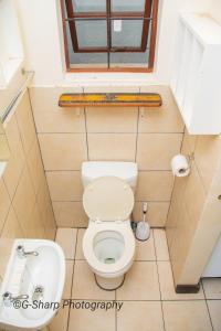 La petite salle de bains est pourvue de toilettes et d'un lavabo. dans l'établissement @431 Rupert Street, à Pretoria