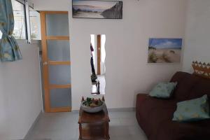 een woonkamer met een bank en een tafel bij studio idéalement situé sur le Bassin d'Arcachon in La Teste-de-Buch