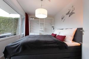 Un dormitorio con una cama grande y una ventana en Kirchweg 9 Auszeit 1, en Kellenhusen