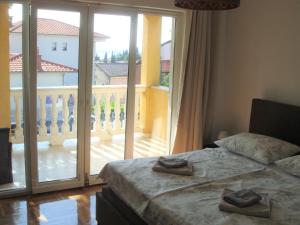 Postel nebo postele na pokoji v ubytování Apartment Ivan J Selce