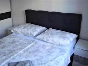 Postel nebo postele na pokoji v ubytování Apartment Ivan J Selce
