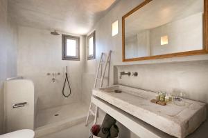 Bagno di Spitia Santorini Villa Collection