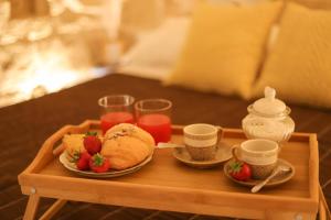 una bandeja de comida con fresas, pan y bebidas en Suite Terracielo, en Monopoli