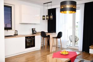 Kuchyňa alebo kuchynka v ubytovaní Apartament Słoneczny przy Rybackiej