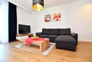 Televízia a/alebo spoločenská miestnosť v ubytovaní Apartament Słoneczny przy Rybackiej