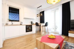 Kuchyňa alebo kuchynka v ubytovaní Apartament Słoneczny przy Rybackiej