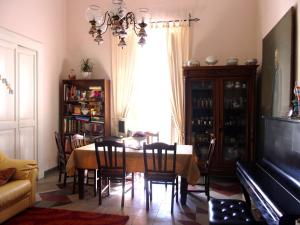 Palazzo Osanna في ناردو: غرفة طعام مع طاولة وكراسي