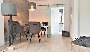 a dining room with a table and chairs and a lamp at Ferienwohnung Königsquellenpark in Bad Wildungen