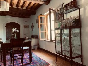 een eetkamer met een tafel en een servieskast bij TRUFFLE'N'BED in San Giovanni dʼAsso