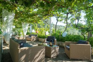 eine Terrasse mit Korbstühlen und einem Tisch in der Unterkunft Casa Colletta Vieste in Vieste