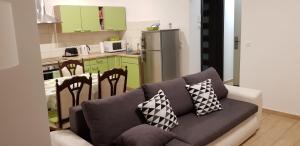 un soggiorno con divano e una cucina di Tincha a Piran