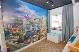 Habitación infantil con un mural de montaña rusa en la pared en Casa Monkey Pärnu with sauna and terrace en Pärnu