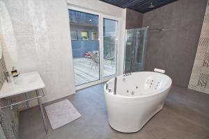 Koupelna v ubytování Casa Monkey Pärnu with sauna and terrace + 18 fotografií