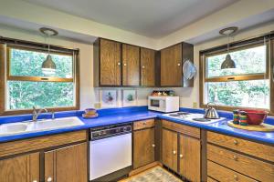 une cuisine avec des placards en bois et un comptoir bleu dans l'établissement Cabin in Beautiful Setting Between Ouray and Ridgway, à Ridgway 30 autres photos