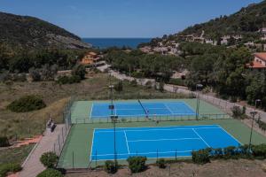 Elba Island Resort Pool & Tennis tesisi ve yakınında tenis ve/veya squash olanakları
