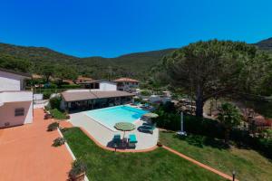 Elba Island Resort Pool & Tennis veya yakınında bir havuz manzarası