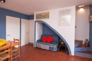 ein Zimmer mit einem Bett mit roten Kissen darauf in der Unterkunft Sa Tuna "Casas CE MA" in Begur + 16 Fotos