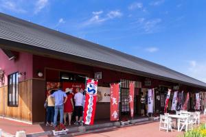 un gruppo di persone che si trovano fuori da un edificio di STAY IN TOYOOKA a Asahikawa