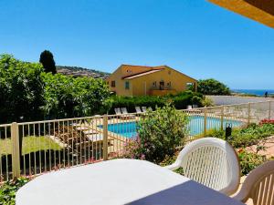 Bazén v ubytování Résidence Marie Diane - Appart vue mer et piscine G nebo v jeho okolí