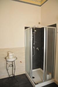 y baño con cabina de ducha y mesa. en Casa Sipione Papa, en Módica