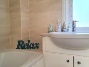 Vannituba majutusasutuses Seaside Mews - charming 2-bed cottage close to the sea +6 fotot