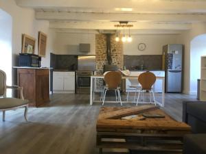 cocina con mesa y sillas en una habitación en Gîte de La Sagne, en Apchat