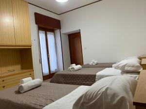 a hotel room with two beds with towels on them at Casa Sisina in Conca dei Marini