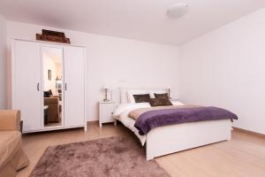 Postel nebo postele na pokoji v ubytování Effie Perine Apartments