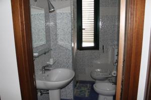 A bathroom at ARIES Case Vacanza