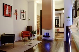 a living room with a fireplace in the middle at Hotel Cimarosa in Naples