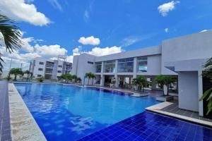 a large swimming pool in front of a building at Mi casa, su casa - Moderno y Chic. in Santa Cruz de la Sierra